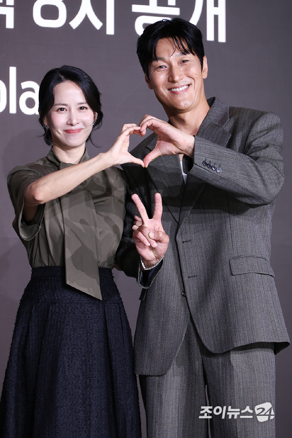 배우 김재철, 조여정, 김혜수, 김지훈이 28일 오전 서울 중구 장충동 앰배서더 서울 풀만 호텔에서 진행된 쿠팡플레이 시리즈 '지금 불륜이 문제가 아닙니다' 제작발표회에 참석해 포즈를 취하고 있다. [사진=문수지 기자]