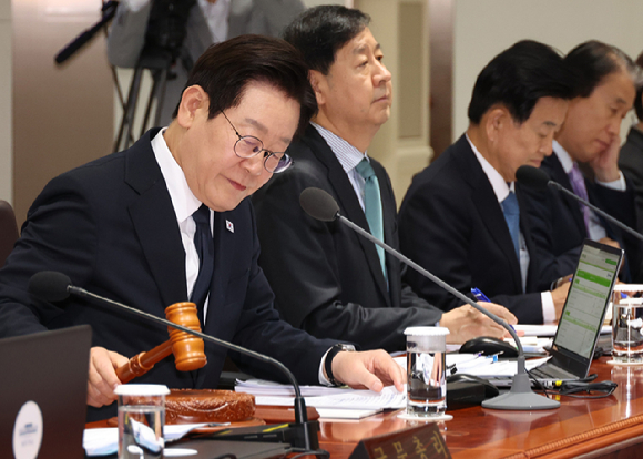 이재명 대통령이 4일 용산 대통령실에서 의사봉을 두드리며 국무회의 개회를 선언하고 있다. 2025.11.4 [사진=연합뉴스]