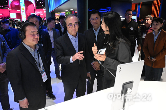 노태문 삼성전자 사장(왼쪽)과 김영섭 KT 대표가 3일(현지시간) 스페인 바르셀로나 피라 그란 비아 전시장에서 개막한 '모바일 월드 콩그레스(MWC) 2025' 삼성 부스에서 만나 인사를 나누고 있다. [사진=사진공동취재단]