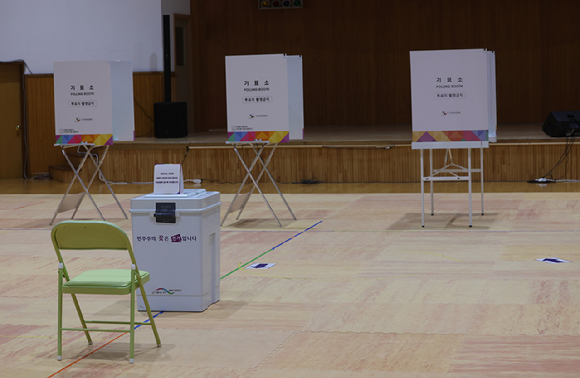 제21대 대통령 선거 본투표일인 3일 강원 춘천시 신사우동 강원특별자치도청소년수련원에 마련된 투표소가 한산한 모습을 보이고 있다. [사진=연합뉴스]