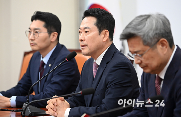 장동혁 국민의힘 대표가 24일 서울 여의도 국회에서 열린 현안 관련 브리핑을 하고 있다. [사진=곽영래 기자]