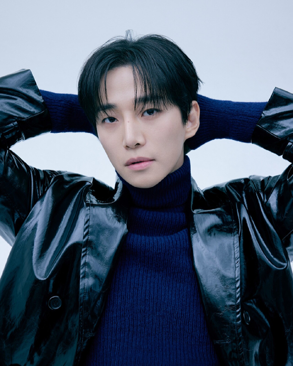 가수 겸 배우 이준호가 사진 촬영에서 포즈를 취하고 있다. [사진=O3 Collective]