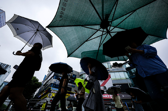 장마가 이어진 8일 서울 서초구 교대역 인근에서 우산을 쓴 시민들이 이동하고 있다. [사진=뉴시스]