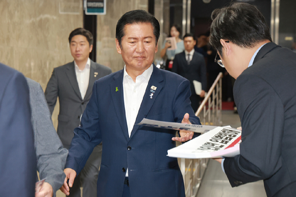 정청래 전 더불어민주당 대표가 20일 서울 여의도 국회에서 열린 의원총회에 참석하고 있다. [사진=연합뉴스]