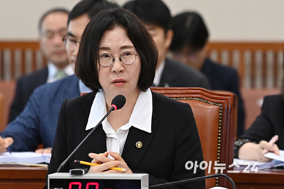 이미선 기상청장이 17일 국회 기후에너지환경노동위원회에서 열린 2025년 국정감사에 출석해 의원 질의에 답변하고 있다. [사진=곽영래 기자]