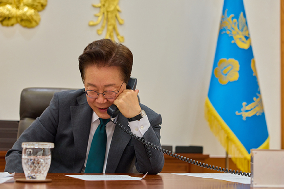 이재명 대통령이 7일 청와대 집무실에서 롭 예턴 네덜란드 총리와 첫 통화를 하고 있다. 2026.5.7 [청와대 제공. 재판매 및 DB 금지] [사진=연합뉴스]