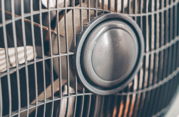 대구에서 충전 중이던 무선 선풍기용 리튬이온배터리가 폭발해 2명이 경상을 입는 사고가 발생했다. 본 기사와 무관한 이미지. [사진=픽사베이@Antonio_Cansino]