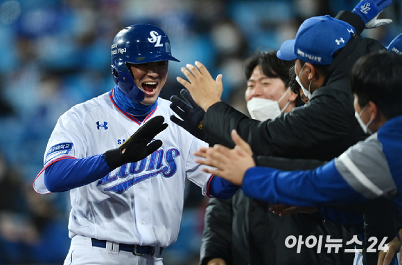 9일 오후 대구삼성라이온즈라이온즈파크에서 '2021 신한은행 SOL KBO리그' 삼성 라이온즈와 두산 베어스의 플레이오프 1차전이 진행됐다. 삼성 구자욱이 1회말 2사 1,2루 피렐라의 1타점 2루타 때 득점을 올린 후 더그아웃에서 하이파이브를 하고 있다. [사진=김성진 기자]