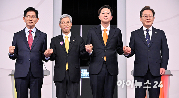 18일 서울 마포구 SBS프리즘타워에서 열린 중앙선거방송토론위원회 주관 제21대 대통령선거 후보자토론회에서 각 정당 대선 후보들이 선전을 다짐하고 있다. 왼쪽부터 국민의힘 김문수, 민주노동당 권영국, 개혁신당 이준석, 더불어민주당 이재명 대선후보. [사진=국회사진취재단]