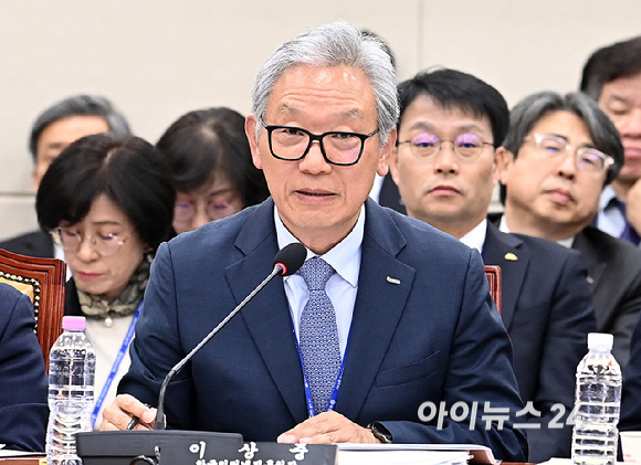 이상중 한국인터넷진흥원 원장이 15일 서울 여의도 국회에서 열린 과학기술정보방송통신위원회의 정보통신산업진흥원 등에 대한 국정감사에서 질의에 답변하고 있다. [사진=곽영래 기자]