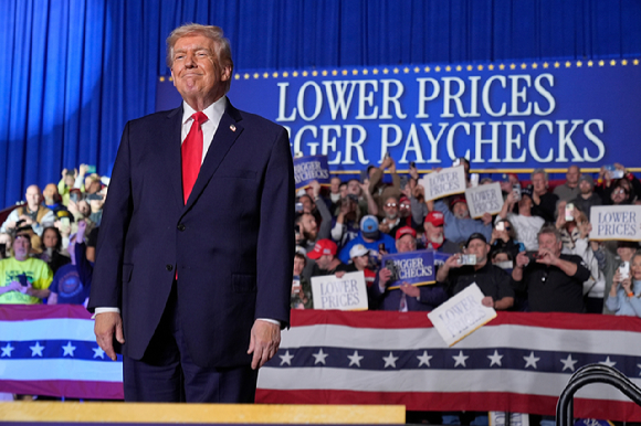 도널드 트럼프 미국 대통령이 27일 미 아이오와주 클라이브에 있는 호라이즌 이벤트 센터에서 열린 행사에 도착하고 있다. [사진=연합뉴스]