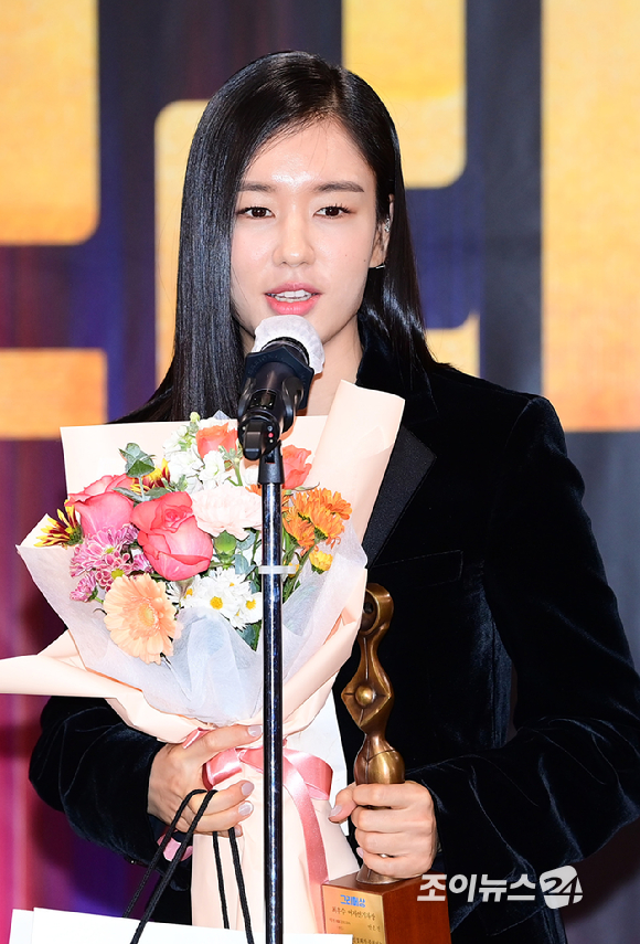 배우 안은진과 남궁민이 22일 오후 서울 마포구 MBC 사옥에서 열린 '2023 그리메상' 시상식에서 남녀 최우수 연기자상 수상자로 참석하고 있다. [사진=정소희 기자]