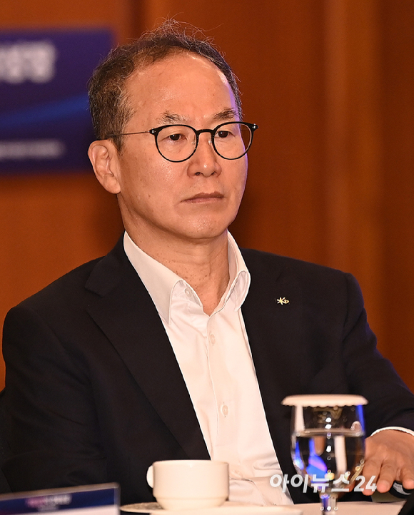 양종희 KB금융그룹 회장이 4일 오전 서울 중구 롯데호텔 사파이어볼룸에서 진행된 기업성장포럼 출범식에서 참석하고 있다. [사진=곽영래 기자]