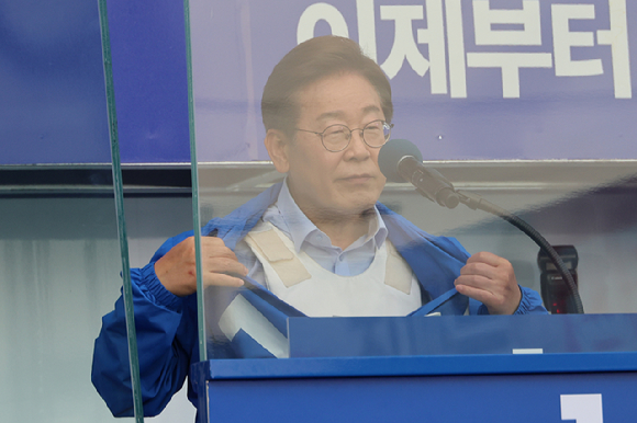 이재명 더불어민주당 대선후보가 21일 자신의 지역구인 인천광역시 계양역 앞 유세에서 점퍼 속 방탄조끼를 보여주고 있다. [사진=연합뉴스]