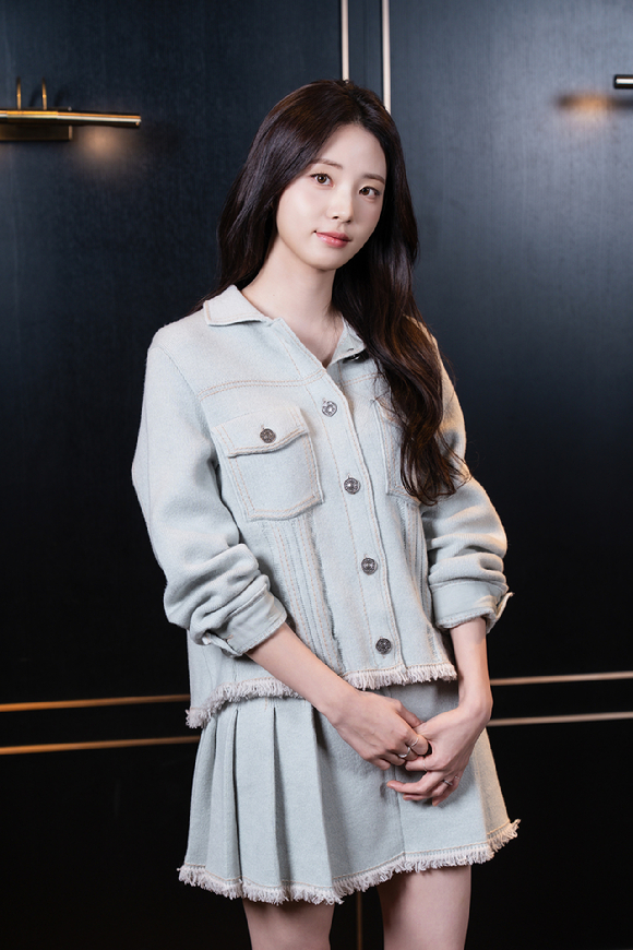 배우 신시아가 영화 '오늘 밤, 세계에서 이 사랑이 사라진다 해도'(오세이사) 인터뷰에 앞서 포즈를 취하고 있다. [사진=(주)바이포엠스튜디오]