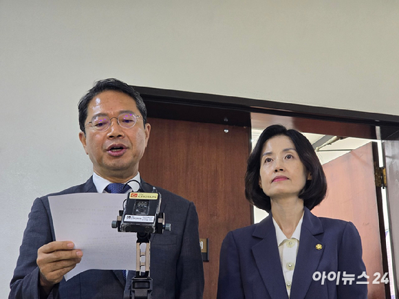 국회 법제사법위원회 법안심사제1소위원회 위원장인 김승원 더불어민주당 의원이 15일 서울 여의도 국회에서 법사위 제1소위를 개회한 뒤 안건을 설명하고 있다. [사진=연합뉴스]