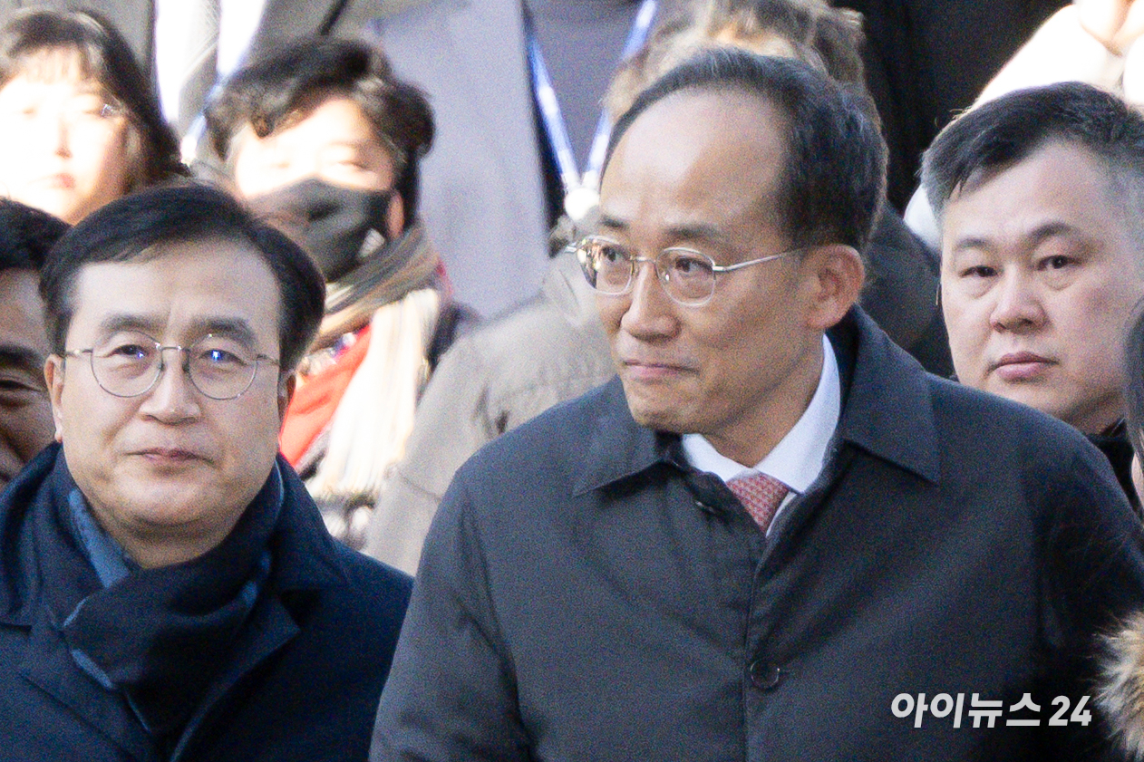 계엄 해제 표결 방해 혐의를 받는 추경호 국민의힘 전 원내대표가 지난 2일 서울 서초구 서울중앙지방법원에서 열린 구속 전 피의자심문(영장실질심사)에 국민의힘 의원들의 응원을 받으며 출석하고 있다. [사진=정소희 기자]