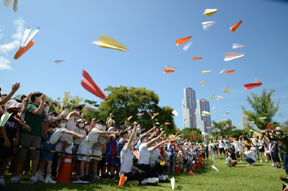 지난해&lsquo;한강 종이비행기 축제&rsquo;에서 참가자들이 종이비행기를 날리고 있다. [사진=서울시]