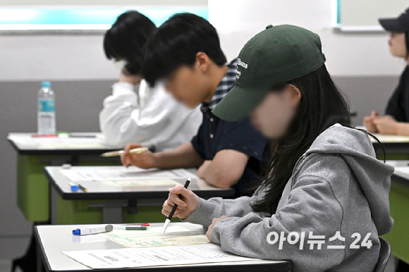 2025학년도 대학수학능력시험 6월 모의평가가 열린 4일 서울 송파구 방산고등학교에서 수험생들이 1교시 국어 영역 시험 시작을 기다리고 있다. [사진=사진공동취재단]
