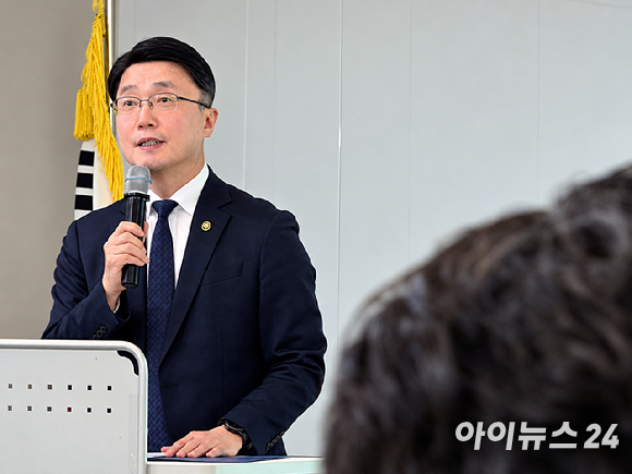 류제명 과학기술정보통신부 제2차관이 지난 2일 서울 중구 NIA 서울사무소에서 출입기자단 간담회를 열고, 독자 AI 파운데이션 모델 프로젝트와 프론티어 AI 사업의 방향성에 대해 발표하고 있다. [사진=안세준 기자]