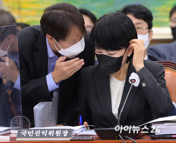 전현희 국민권익위원장이 13일 오전 서울 여의도 국회에서 열린 국회 정무위원회의 국민권익위원회&middot;국가보훈처 등에 대한 국정감사에 참석하고 있다. [사진=정소희 기자]