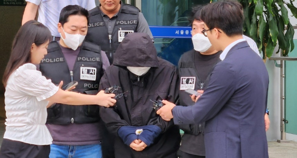 온라인에 불특정 여성 및 초등학생 살해, 킨텍스 폭발물 설치, 헌법재판소 방화 등 범죄와 테러 예고 글을 10여차례 올린 20대 남성이 구속 기소됐다. [사진=연합뉴스]