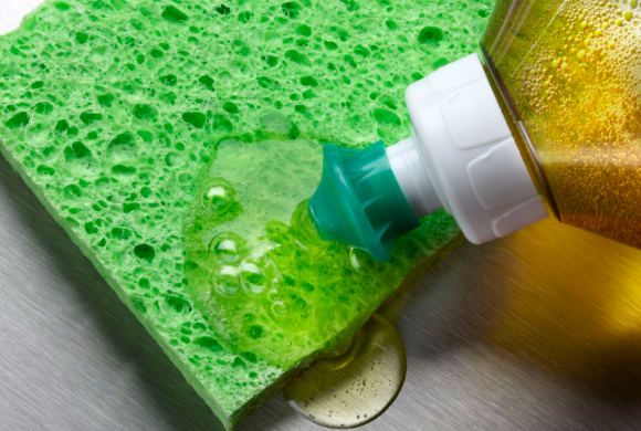 설거지 방식 차이로 연인 간 갈등이 불거진 사연이 알려졌다. 사진은 본 기사 내용과 무관. [사진=픽셀스]