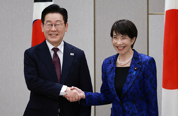 이재명 대통령과 다카이치 사나에 일본 총리가 13일 일본 나라현 정상회담장에서 확대 회담에 앞서 악수하고 있다. 2026.1.13 [사진=연합뉴스]