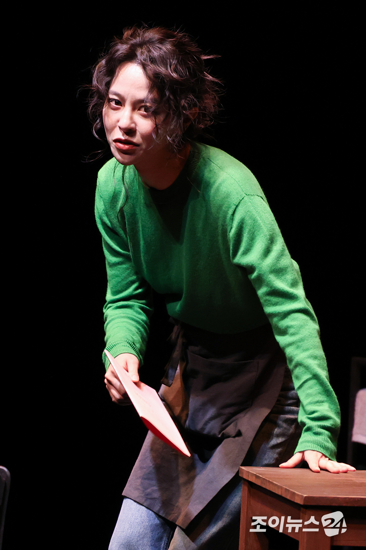 배우 김주연이 23일 오후 서울 종로구 연지동 두산아트센터 연강홀에서 진행된 연극 '플리백' 프레스콜에 참석해 열연을 펼치고 있다. [사진=문수지 기자]