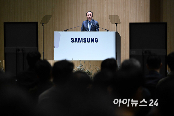 의장을 맡은 전영현 삼성전자 대표이사 부회장 겸 DS부문장이 18일 오전 경기 수원시 수원컨벤션센터에서 열린 제57기 정기 주주총회에서 인사말을 하고 있다. [사진=곽영래 기자]