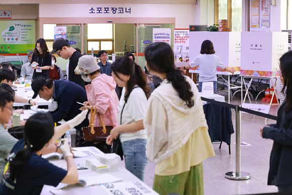 제21대 대통령 선거 본투표일인 3일 서울 서초구 서초우체국에 마련된 양재2동 제2투표소에서 유권자들이 투표를 하고 있다. [사진=연합뉴스]