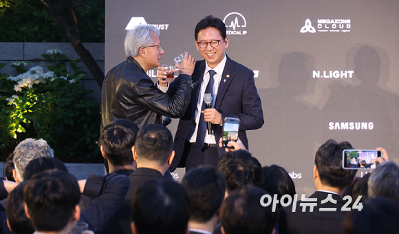 젠슨 황 엔비디아 최고경영자(CEO)가 8일 서울 중구 신라호텔에서 열린 '엔비디아 코리아 AI 에코시스템 리셉션'에서 배경훈 부총리 겸 과학기술정보통신부 장관과 러브샷을 하고 있다. [사진=정소희 기자]