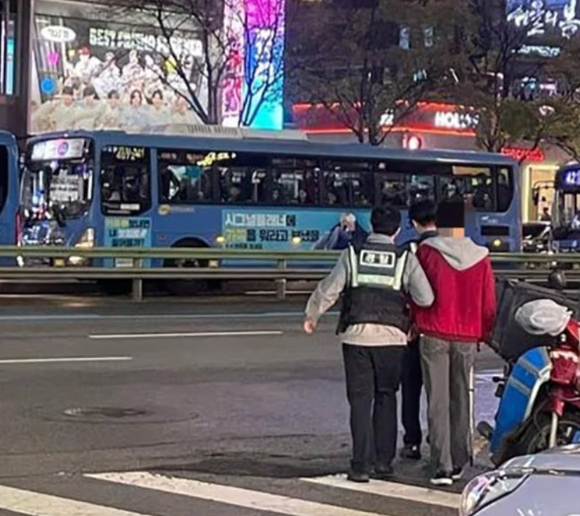 휴가 나온 육군 일병이 강남 일대에서 여성을 몰래 촬영하던 남성을 붙잡아 경찰에 인계한 사실이 알려지면서 김 일병이 포상을 받게 됐다. [사진='육군훈련소 대신 전해드립니다' 페이스북 캡처]