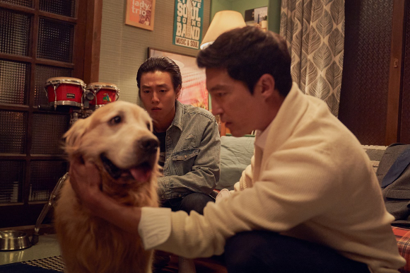 배우 이현우와 다니엘 헤니가 영화 '도그데이즈'에서 반려견 스팅과 연기 호흡을 맞추고 있다. [사진=CJ ENM]