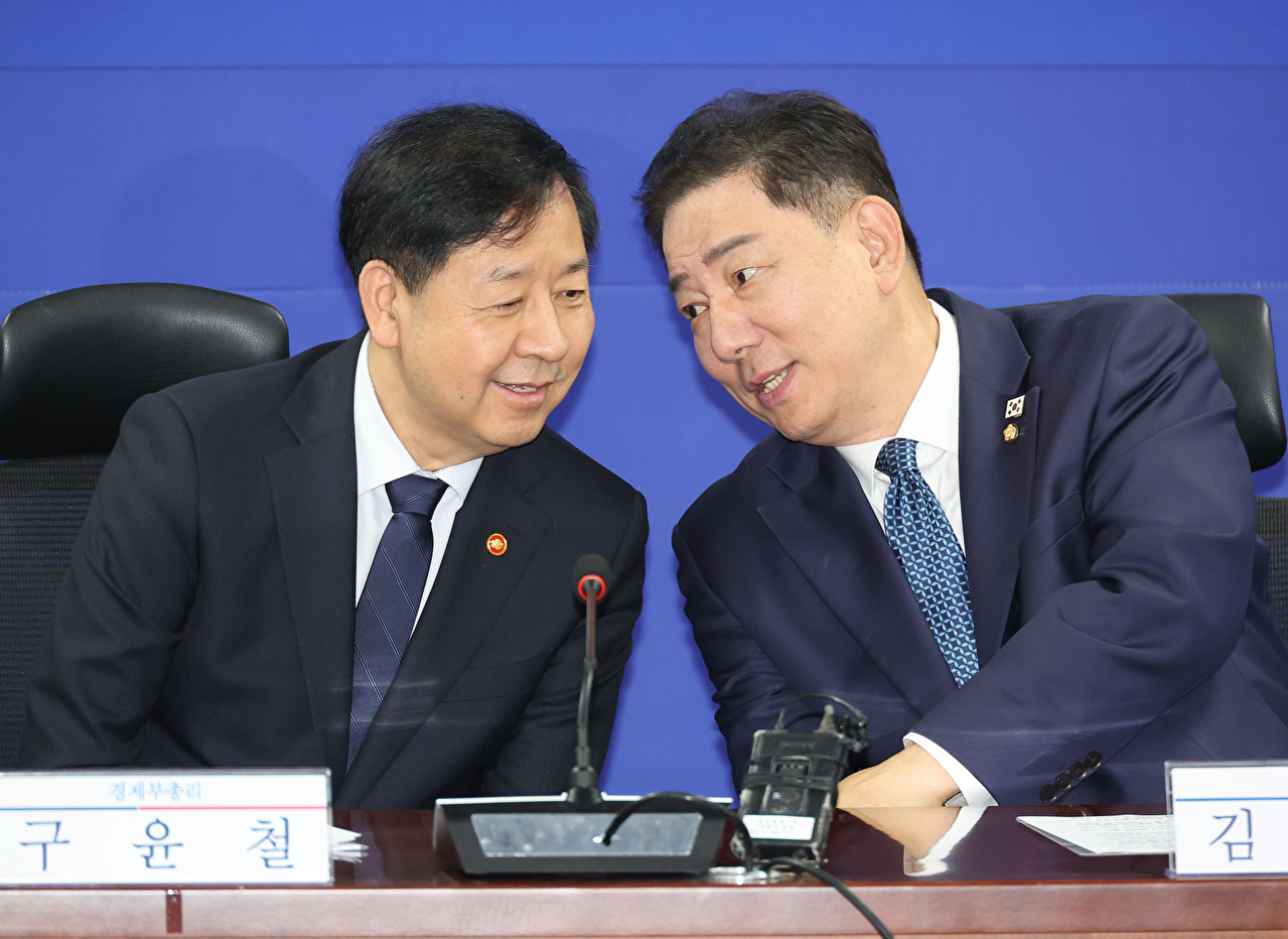 30일 서울 여의도 국회 의원회관에서 열린 경제형벌 민사책임 합리화TF 당정협의에서 더불어민주당 김병기 원내대표와 구윤철 부총리 겸 기획재정부 장관이 대화하고 있다. 2025.9.30 [사진=연합뉴스]