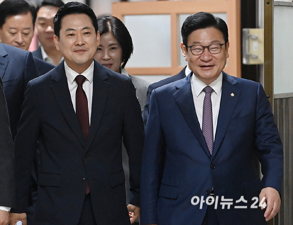국민의힘 장동혁 당대표와 정점식 원내대표 등 지도부가 29일 서울 여의도 국회에서 열린 최고위원회의에 참석하고 있다. [사진=곽영래 기자]