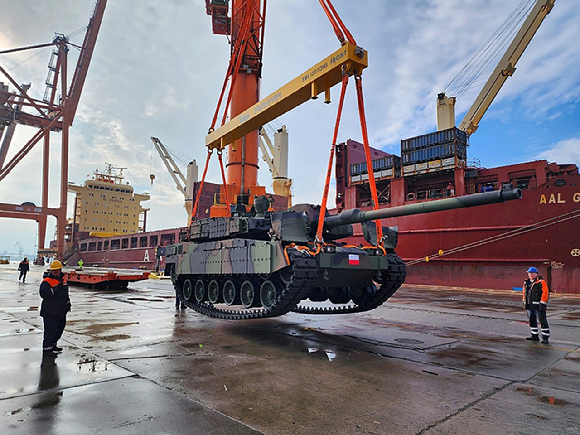 폴란드 그드니아 항구에 도착한 K2 전차 모습 [사진=현대로템]