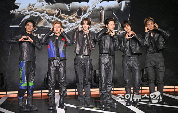 그룹 82메이저(82MAJOR)가 30일 오후 서울 강남구 일지아트홀에서 열린 미니 4집 '트로피' 컴백 쇼케이스에서 포토타임을 갖고 있다. [사진=곽영래 기자]
