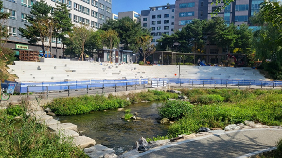 서울시가 복합문화공간으로 조성돼 시민 누구나 즐길 수 있는 세곡천 '수변활력거점'을 개장한다. 사진은 수변활력거점 조성 공사 중인 세곡천의 모습. [사진=서울시]