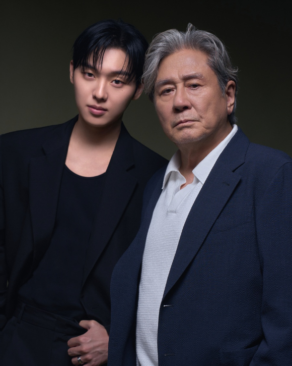 배우 최현욱, 최민식이 넷플릭스 시리즈 '맨 끝줄 소년' 인터뷰에 앞서 포즈를 취하고 있다. [사진=넷플릭스]