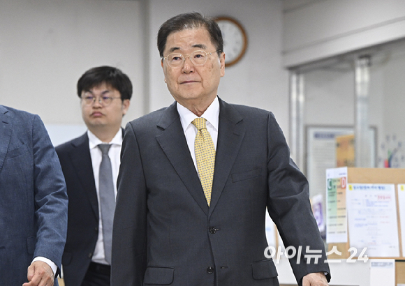 사드 기밀 유출 혐의 등을 받는 정의용 전 국가안보실장이 11일 서울 서초구 서울중앙지방법원에서 열린 공판에 출석하고 있다. [사진=사진공동취재단 ]
