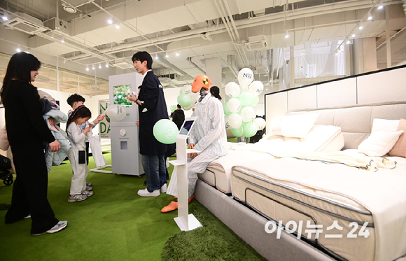 프리미엄 비건 매트리스 N32가 3월 2일 첫 'N32 데이' 행사를 개최했다. 2일 경기도 용인 기흥구 고매동 리빙파워센터 내 N32 스튜디오 기흥점에서 방문객들이 'N32 데이' 럭키드로우 행사를 즐기고 있다. [사진=정소희 기자]