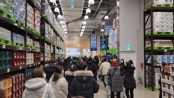 (가운데) 한채양 이마트&middot;에브리데이&middot;이마트24 대표가 '트레이더스 홀 세일 클럽' 수원화서점을 찾아 최택원 트레이더스 본부장 등 관계자들과 현장을 살펴보고 있다. [사진=김태헌 기자]