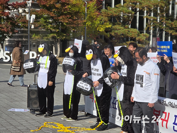 연돈볼카츠가맹점주협의회와 전국가맹점주협의회, 참여연대, 대한가맹거래사협회 등 시민단체들이 11일 서울 마포구 성암로 MBC 신사옥 앞에서 백종원 더본코리아 대표 방송 복귀 편성 철회 요구 기자회견을 열었다. [사진=전다윗 기자]