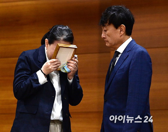 MBC가 15일 오전 서울 상암동 MBC신사옥에서 기상캐스터 故 오요안나의 사망에 대해 공식 사과하고 유족에 합의문 전달식 가졌다. 故 오요안나 명예사원증을 안고 오열하는 어머니 장연미 씨와 위로하는 안형준 MBC 사장. [사진=정소희 기자]