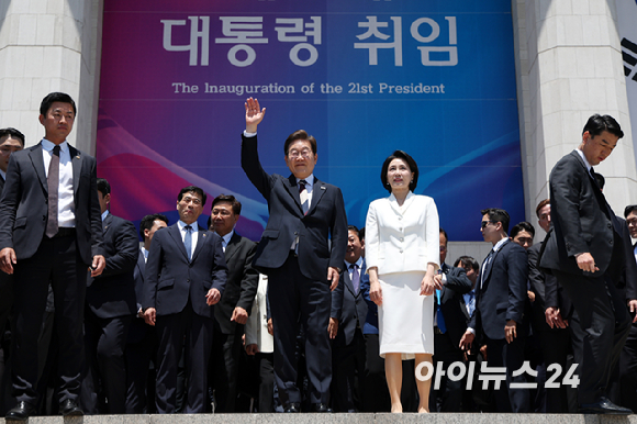 이재명 대통령 내외가 4일 오전 서울 여의도 국회 로텐더홀에서 취임 선서를 마치고 나와 잔디광장에 모인 시민들을 향해 인사하고 있다. [사진=국회시잔취재단]