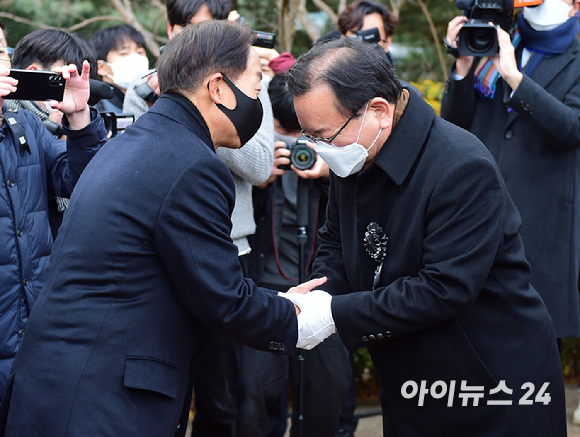 김부겸 국무총리가 22일 서울 동작구 국립서울현충원 내 김영삼 전 대통령 묘역에서 열린 6주기 추모식에서 차남인 김현철 김영삼민주센터 상임이사와 인사를 나누고 있다. [사진=국회사진취재단]