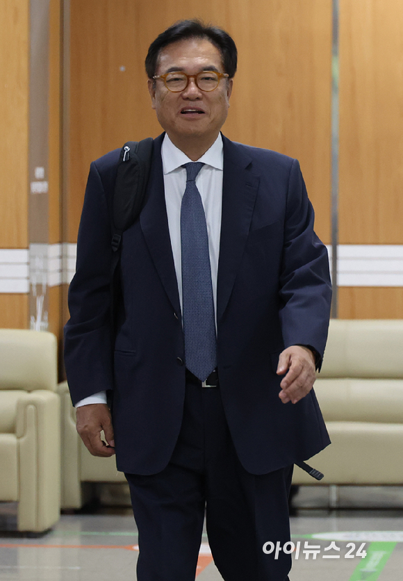 국회 추천 헌법재판관 미임명 등 혐의로 기소된 정진석 전 대통령비서실장이 8일 서울 서초구 서울중앙지방법원에서 열린 공판에 출석하기 위해 법정으로 향하고 있다. [사진=사진공동취재단 ]