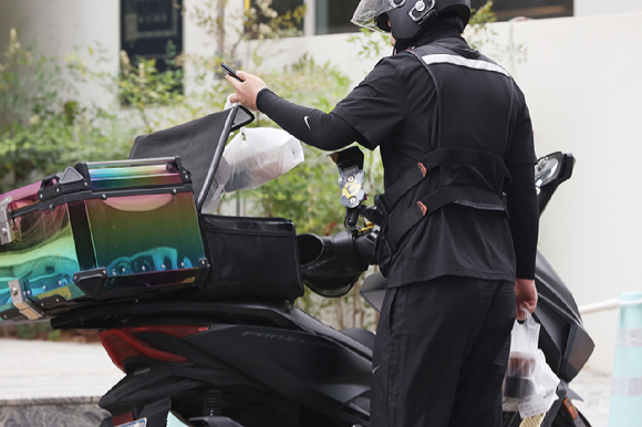 음식을 배달 중인 라이더 모습. [사진=연합뉴스]