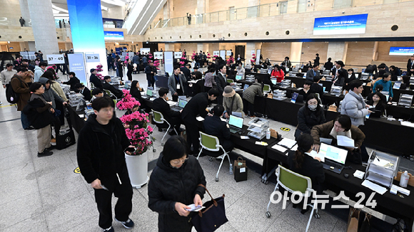 18일 오전 수원시 영통구 수원컨벤션센터에서 열린 제57기 삼성전자 정기주주총회에서 주주들이 입장하기 위해 길게 줄 서 있다. [사진=곽영래 기자]